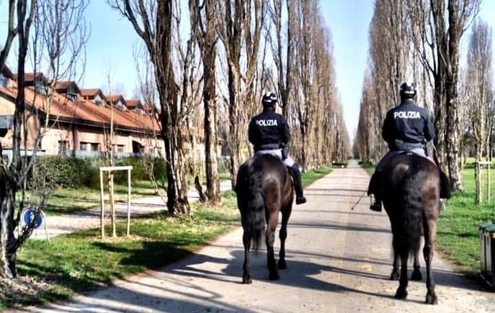 Emergenza Coronavirus, Polizia a cavallo ferma cinque giovani nel Parco Nord e uno di questi aveva anche la droga