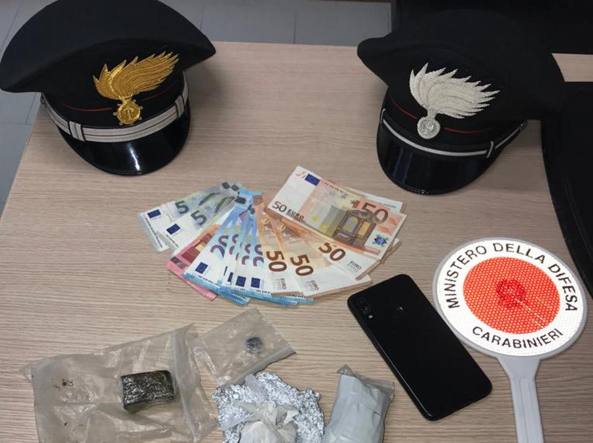 Spaccia anfetamine a minorenni, arrestato ventenne