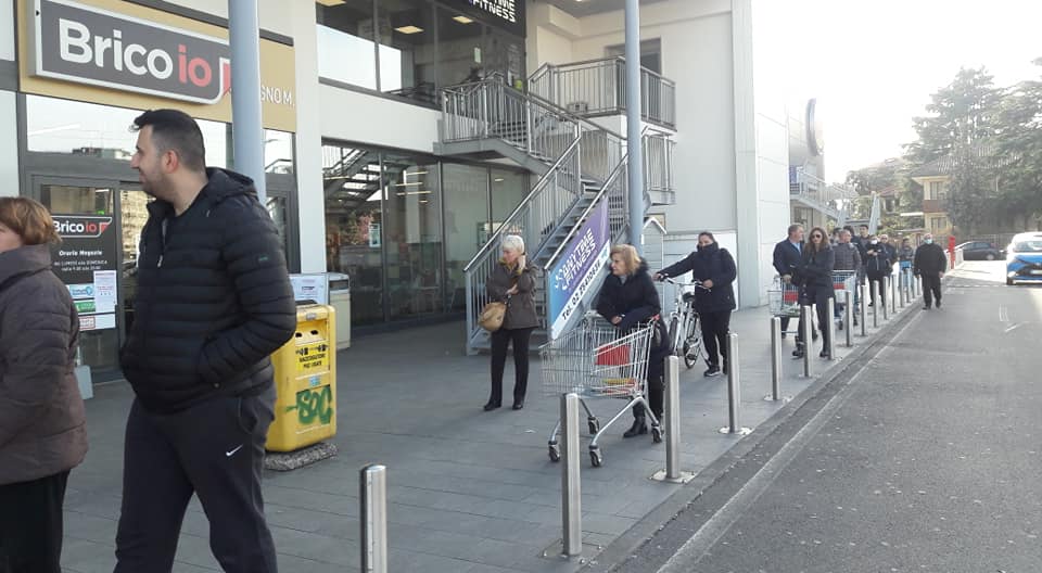 Centocinquanta persone in fila per la spesa: arrivano i Carabinieri