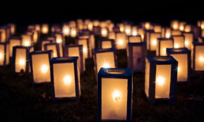 Una statua e una panchina commemorativa dedicate alle vittime del Covid