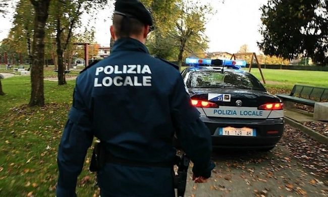 Famiglia nei campi per raccogliere ortiche per la focaccia: multati in tre