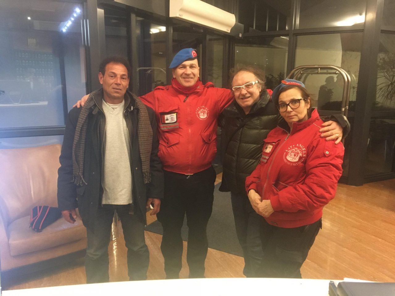 Regala tre notti in hotel a un senzatetto