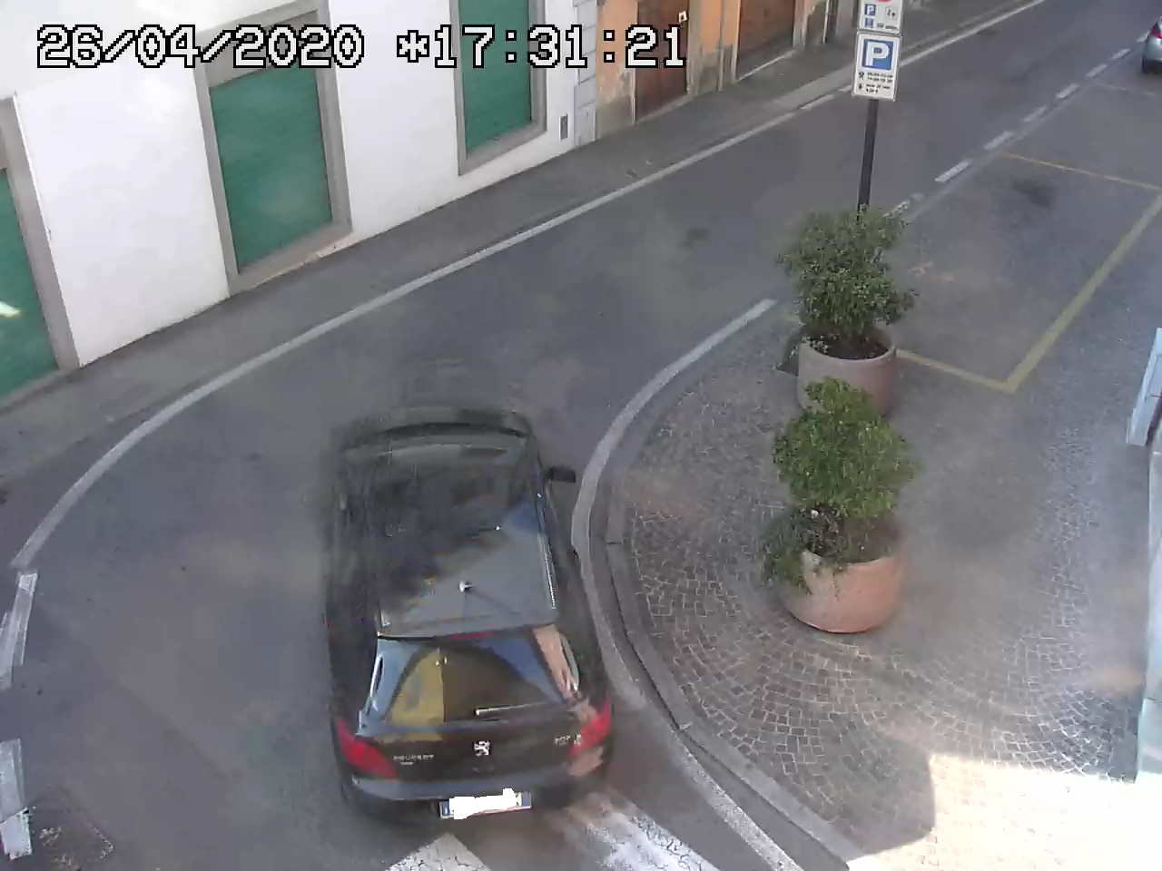Dall’alzaia al Provinciale in contromano per sfuggire ai controlli, ma le telecamere lo inchiodano