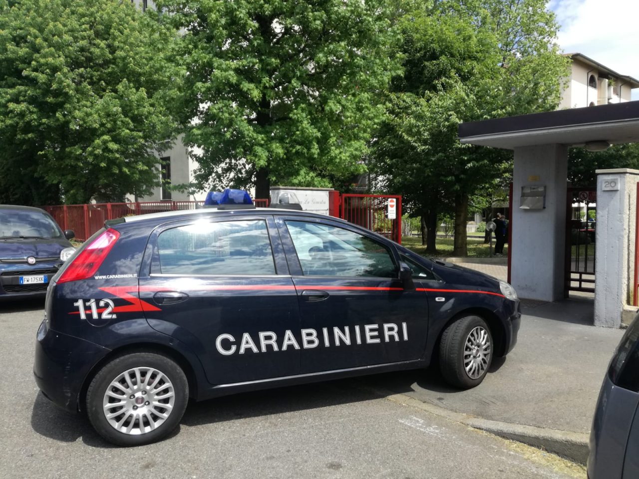 Chiede indicazioni stradali a un pensionato e gli ruba il Rolex