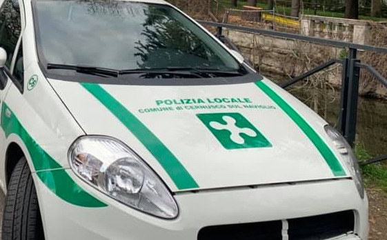 Irregolari andavano in giro in auto armati di coltello, bloccati dai vigili