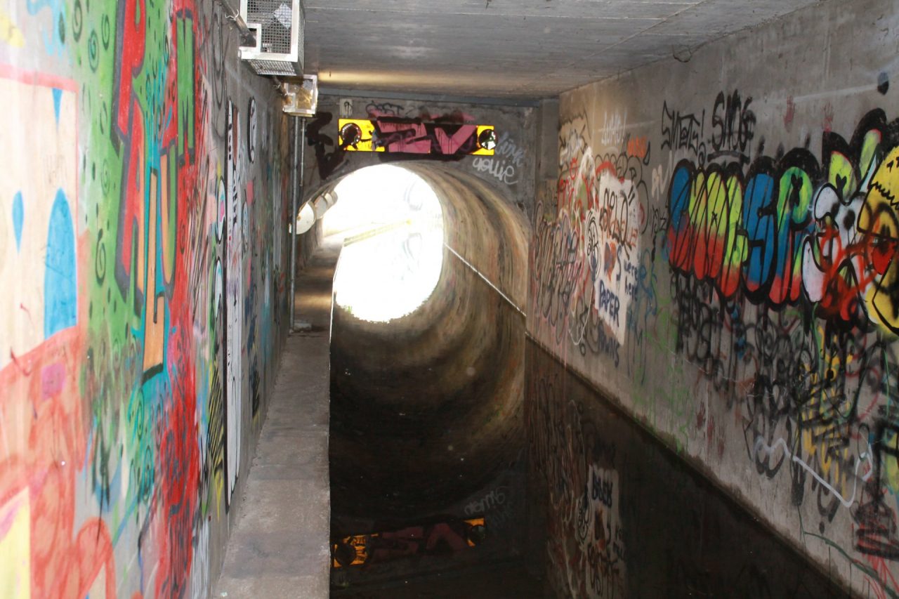 Sottopasso allagato per combattere gli assembramenti