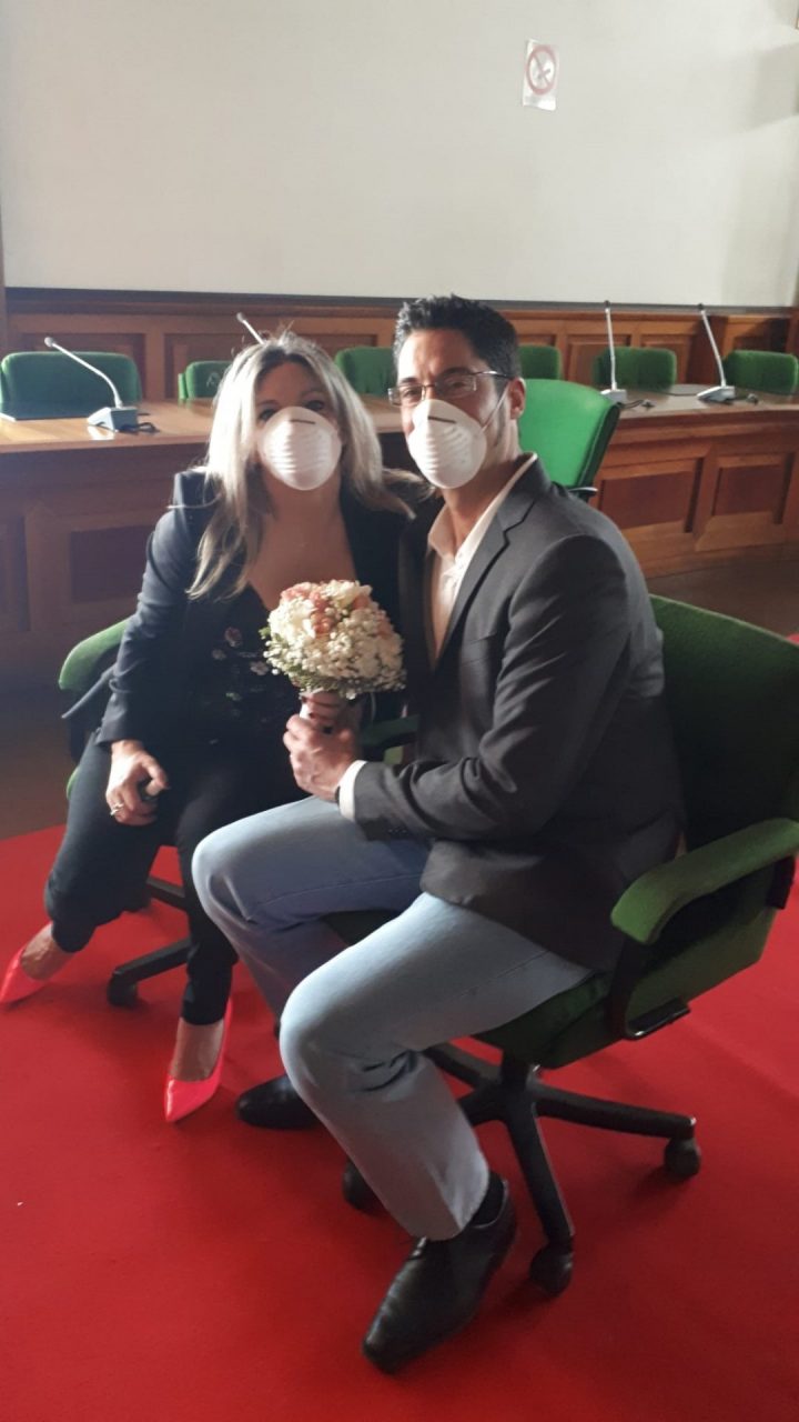 L’amore ai tempi del Covid, sposi “mascherati”