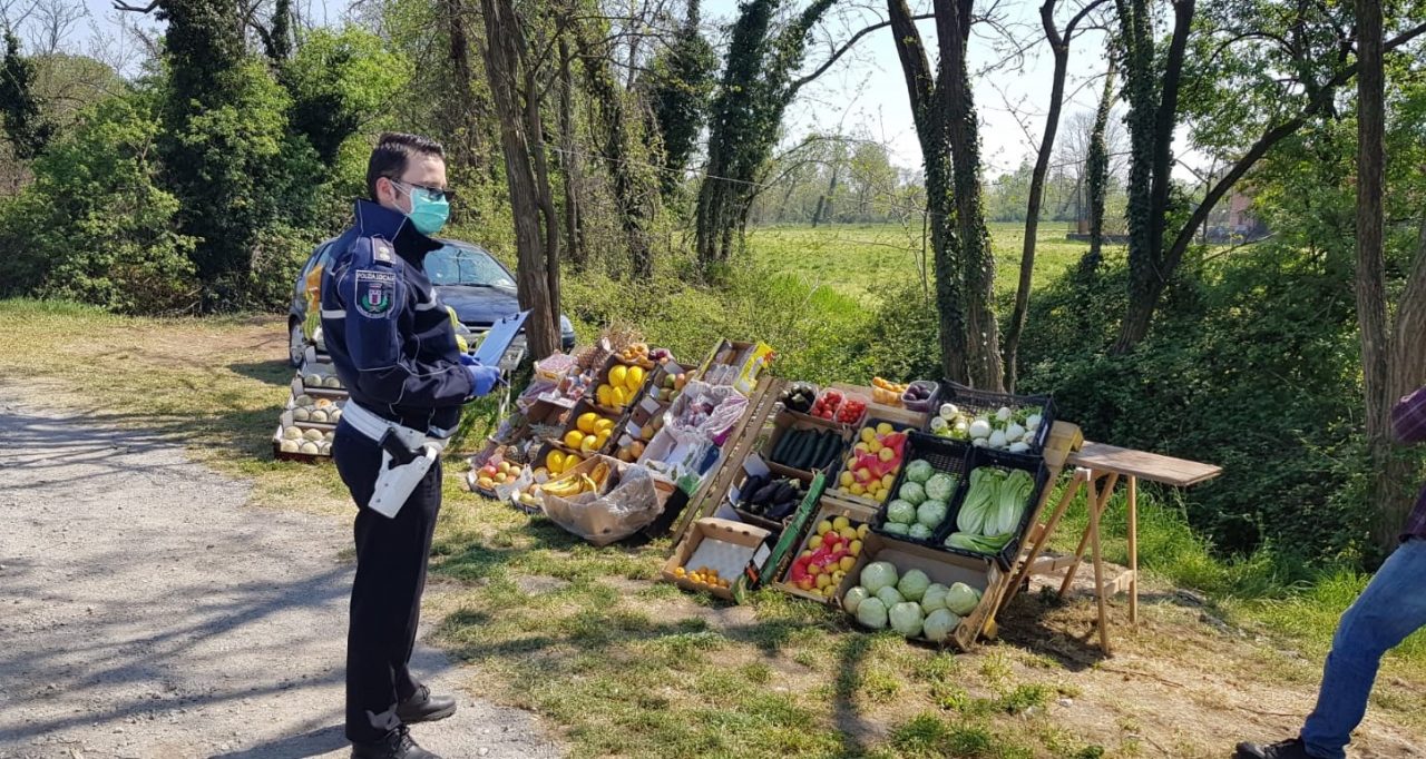 Beccato fruttivendolo abusivo, la merce data alle famiglie bisognose FOTO