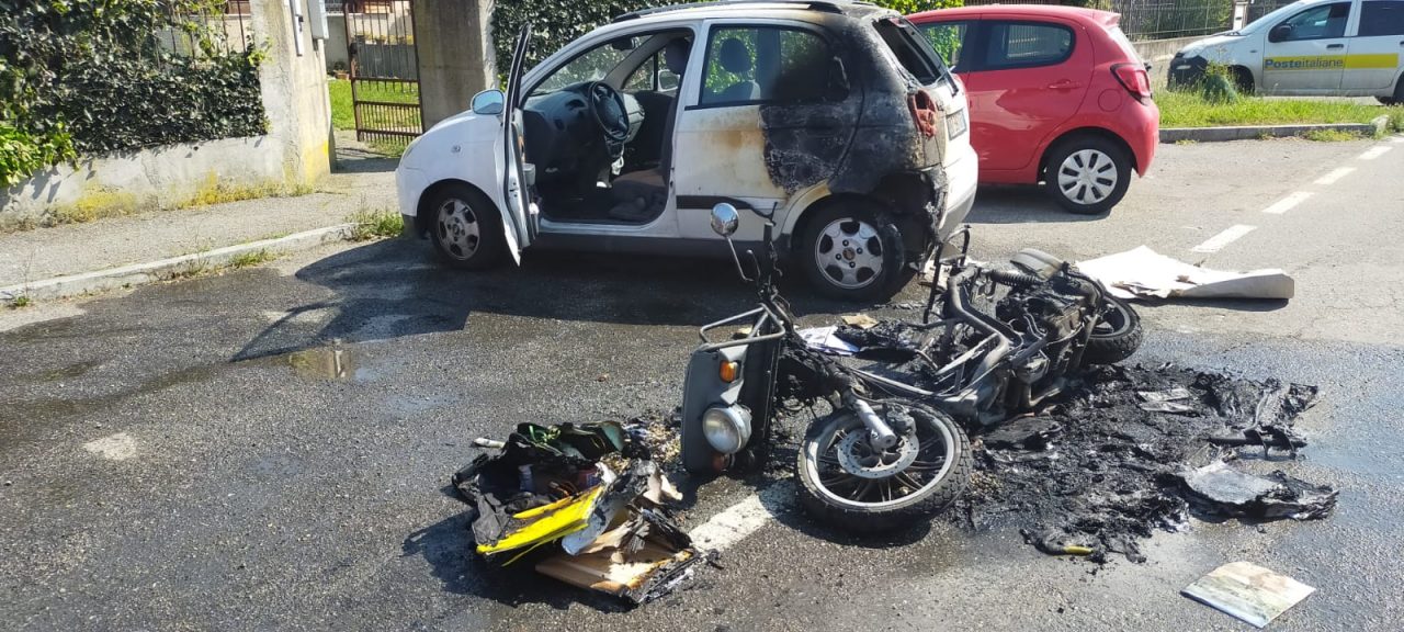 Scooter in fiamme, postino salvo per miracolo