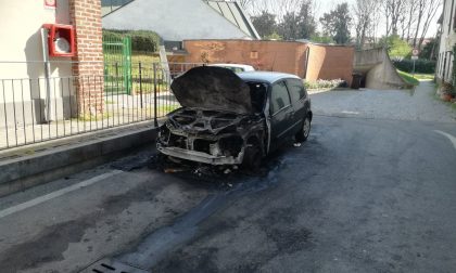 Altre due auto bruciate a Cernusco: è tornato il piromane?