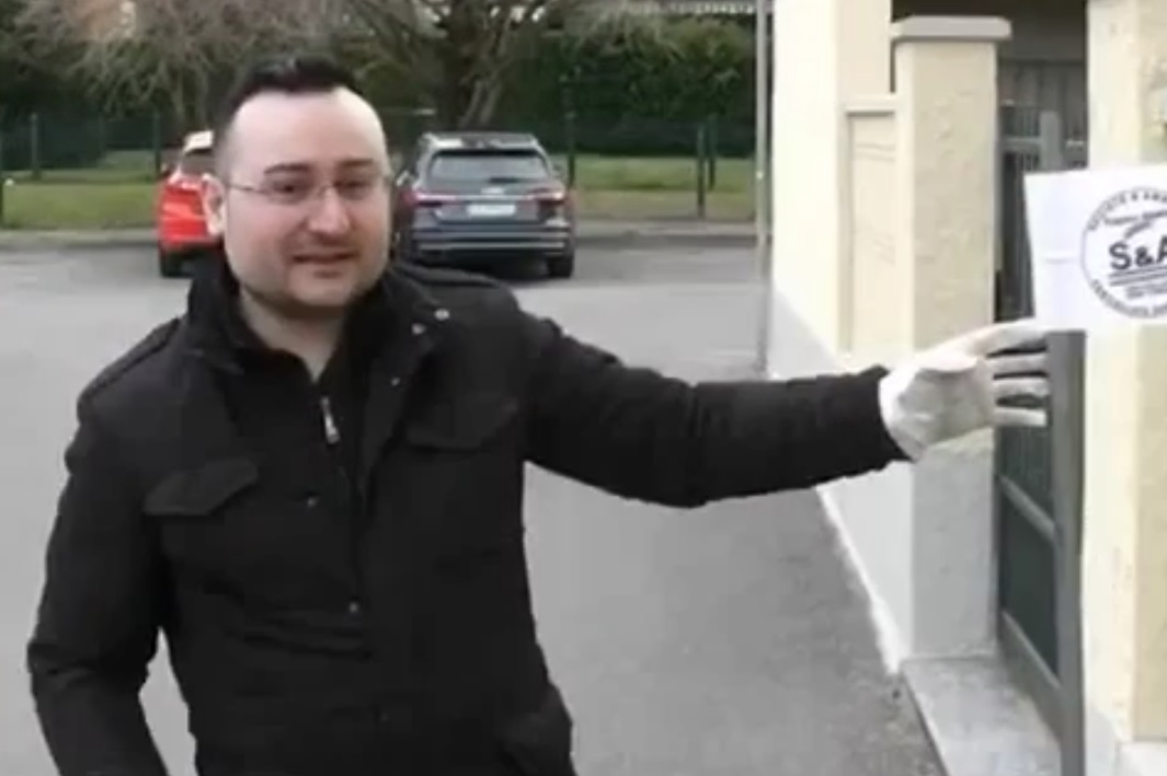 Buche nelle strade. Il consigliere di opposizione ci gioca a golf VIDEO