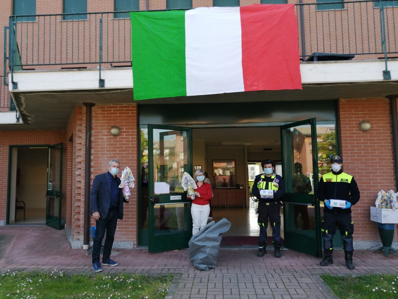 Mascherine e uova di cioccolato in dono alla Residenza anziani di Bussero