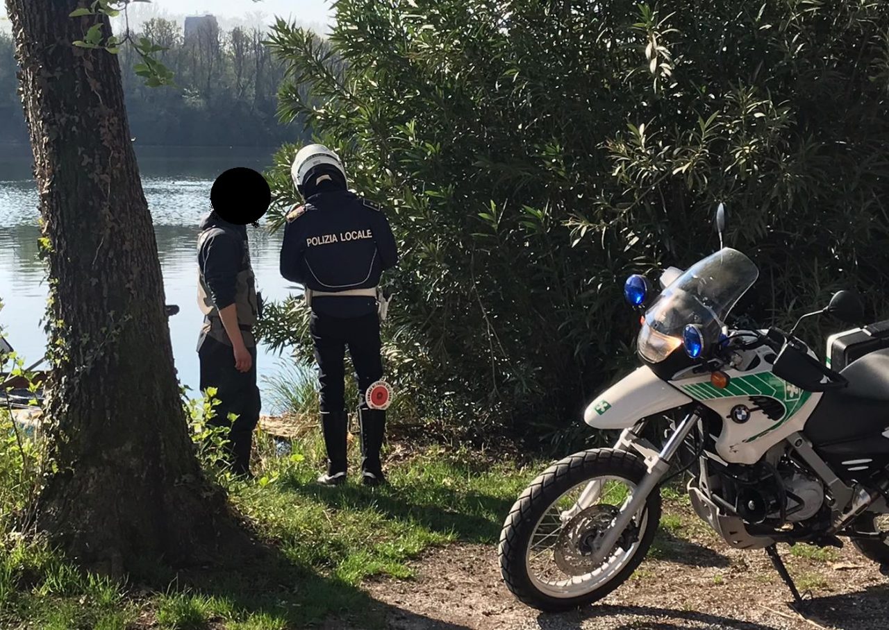 Emergenza Coronavirus, la Polizia Locale a Trezzo sull’alzaia multa un pescatore e un uomo che prendeva il sole