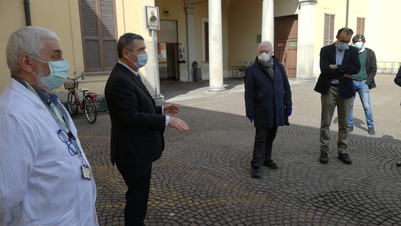 farcom dona camici all'ospedale di cernusco sul naviglio