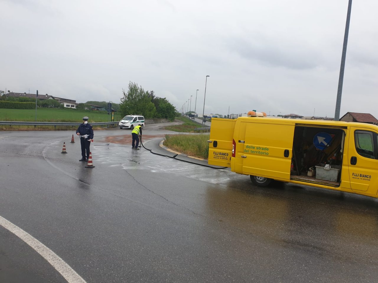 Sversamento accidentale di sostanze scivolose alle porte di Cambiago