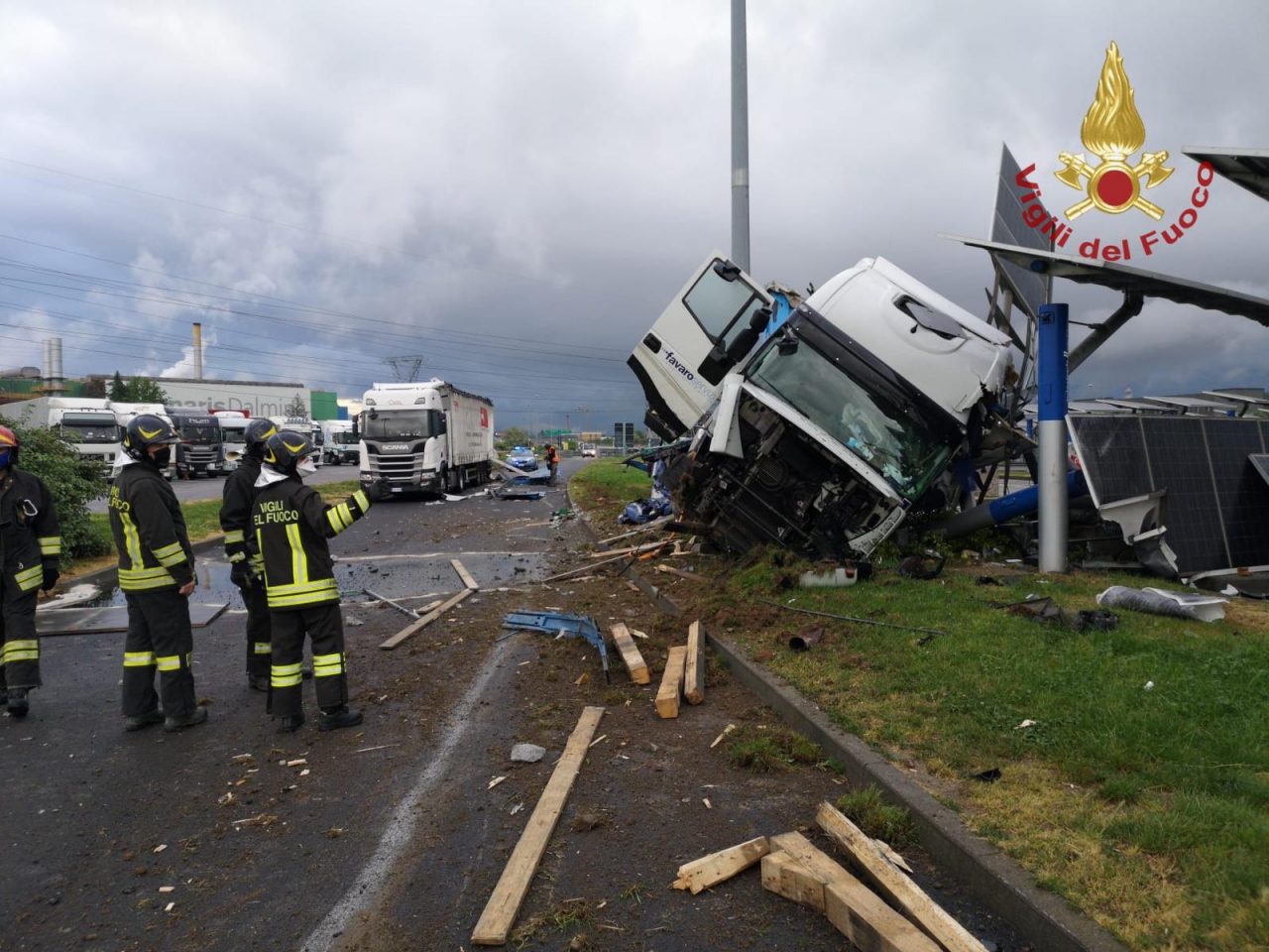 Tir si schianta in autogrill, pompa di benzina distrutta da una bobina FOTO VIDEO