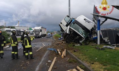 Tir si schianta in autogrill, pompa di benzina distrutta da una bobina FOTO VIDEO
