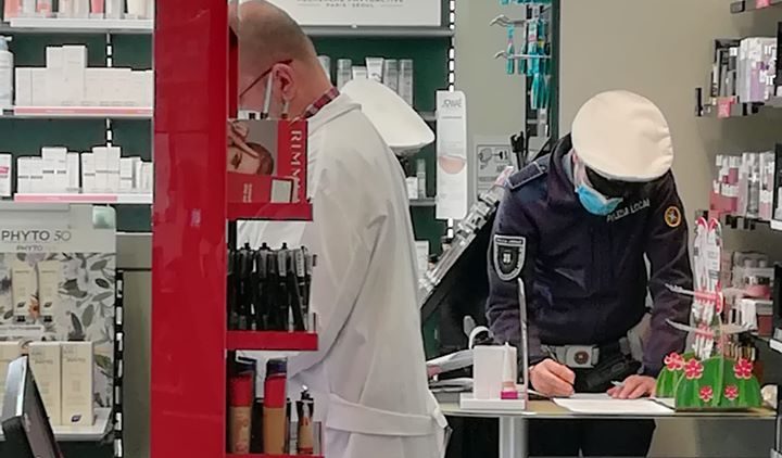 Un cliente si offre di pagare la multa al farmacista sanzionato perché non aveva i guanti