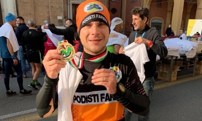 Corre un’intera maratona in giardino