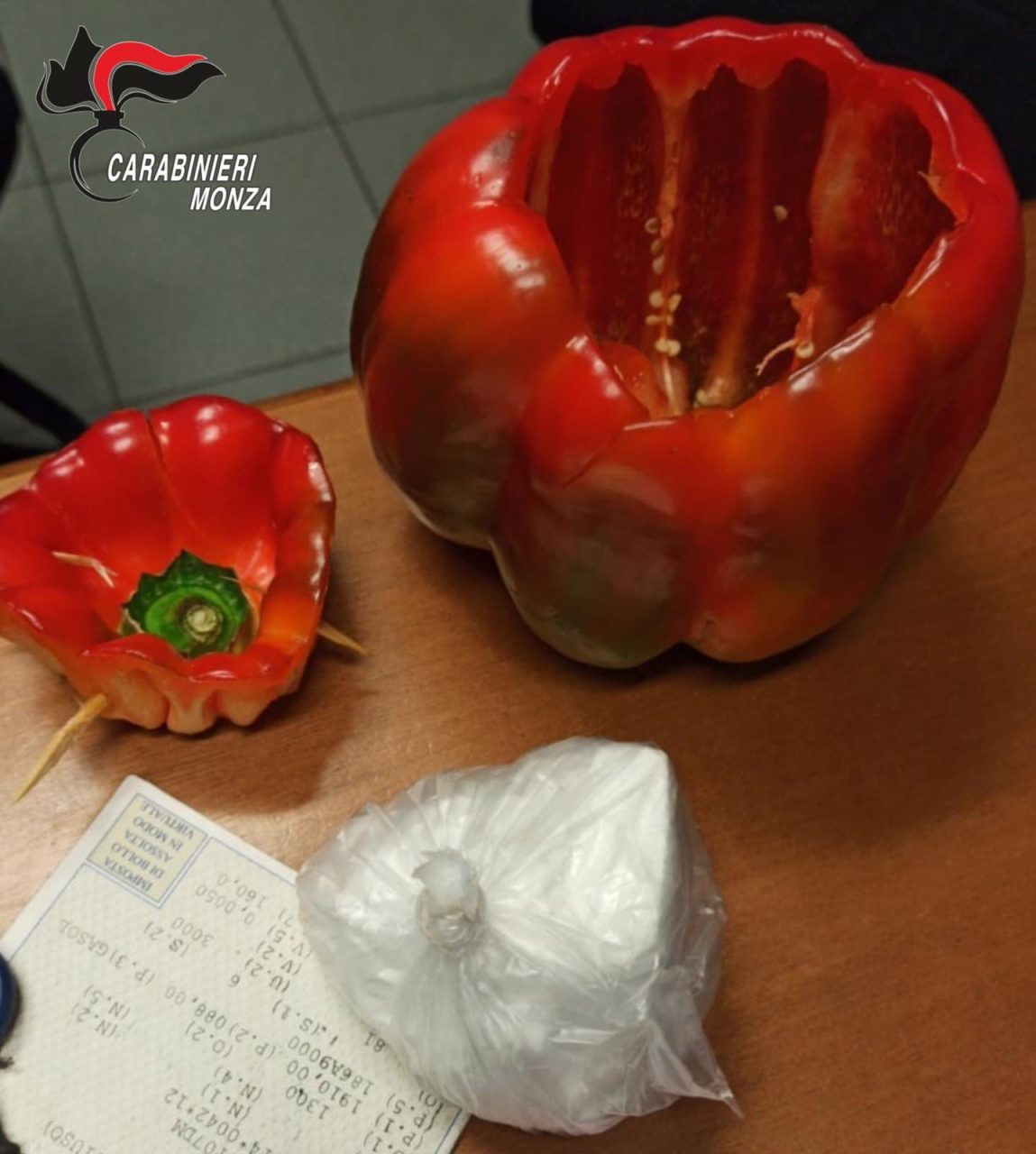Ambulante di frutta e verdura nasconde la droga dentro un peperone
