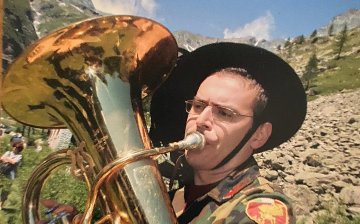 Strumenti al cielo per salutare l’amico morto a soli 40 anni