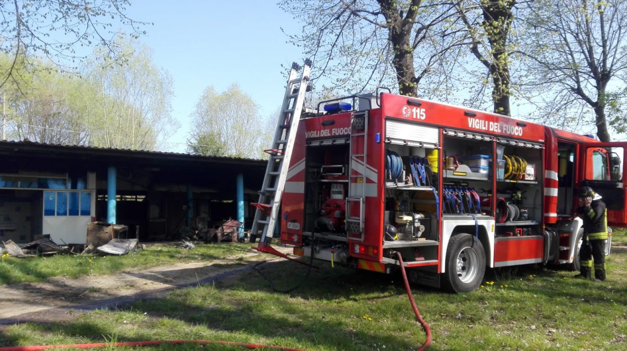 Vasto incendio distrugge centro scout FOTO
