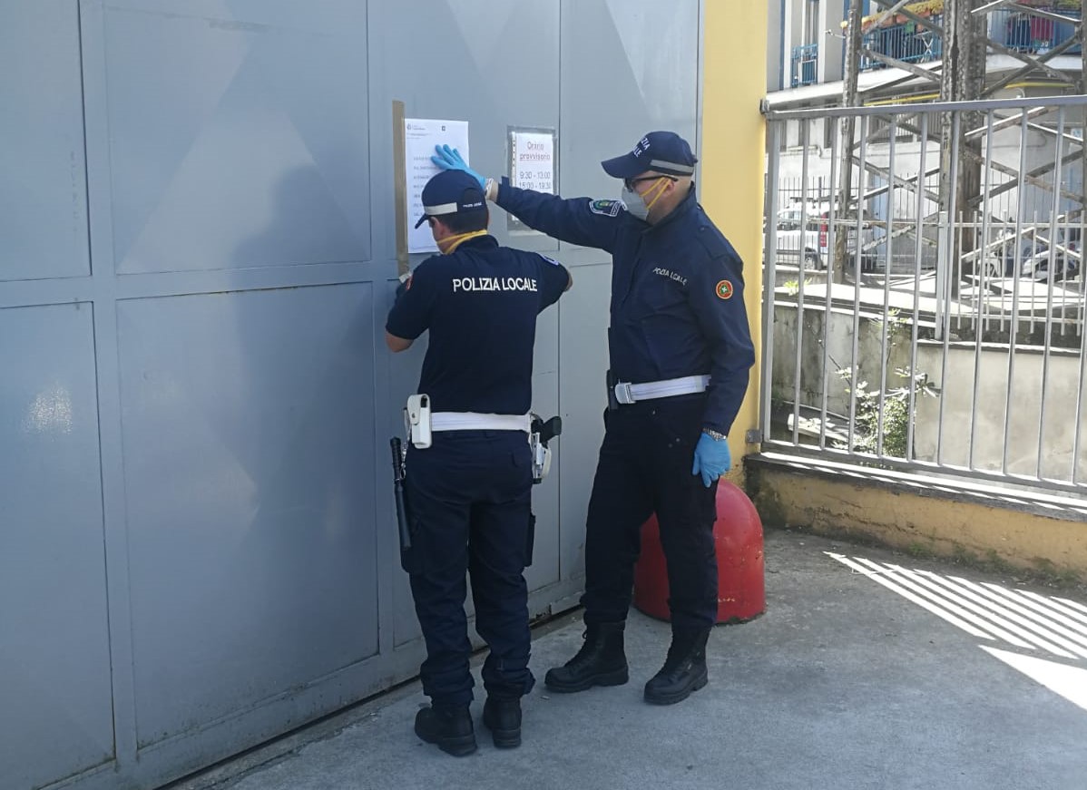 Coronavirus, negozio vende prodotti non autorizzati: chiuso dalla Polizia Locale