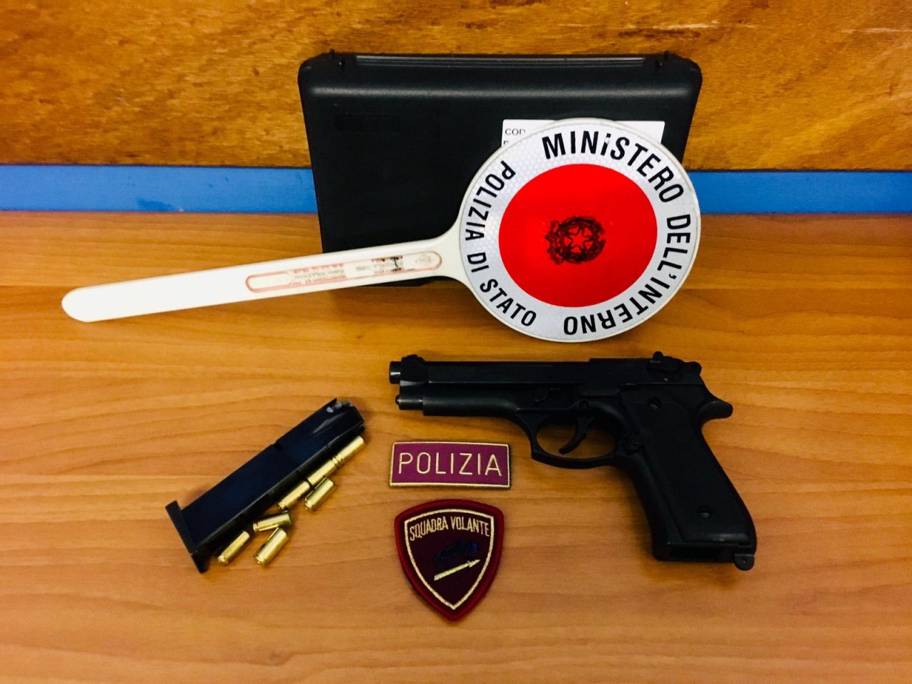 Minaccia un passante puntandogli una pistola alla testa