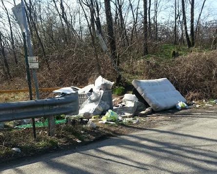 Fototrappole per smascherare chi abbandona i rifiuti