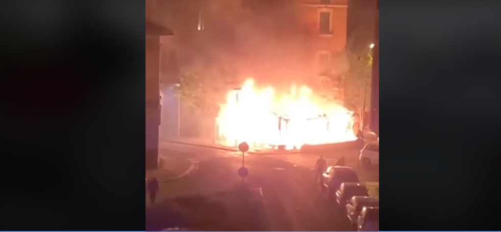 Bar e undici veicoli a fuoco: piromane arrestato dalla Polizia