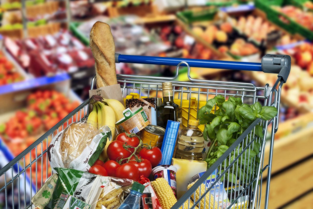 Ruba generi alimentari al supermercato, ma viene beccata. Un anziano le paga la spesa