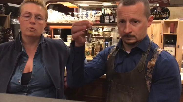 Serranda alzata e chiavi del locale al sindaco: è la protesta dei ristoratori VIDEO
