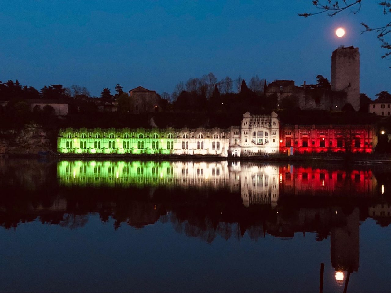 Trezzo, la Centrale Taccani si illumina con il Tricolore