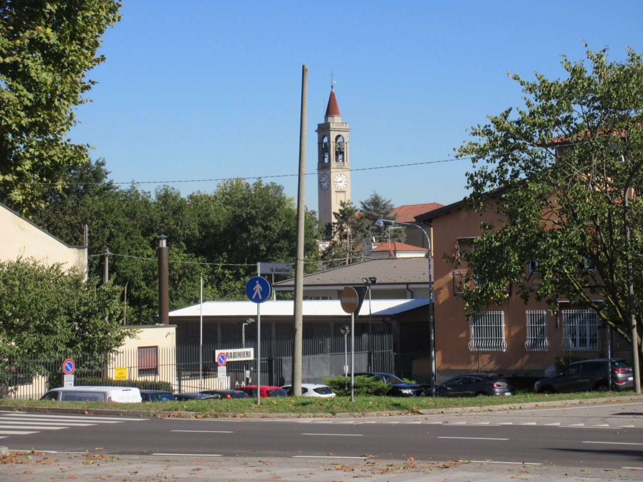Un palo rovina la vista del campanile, abbattuto