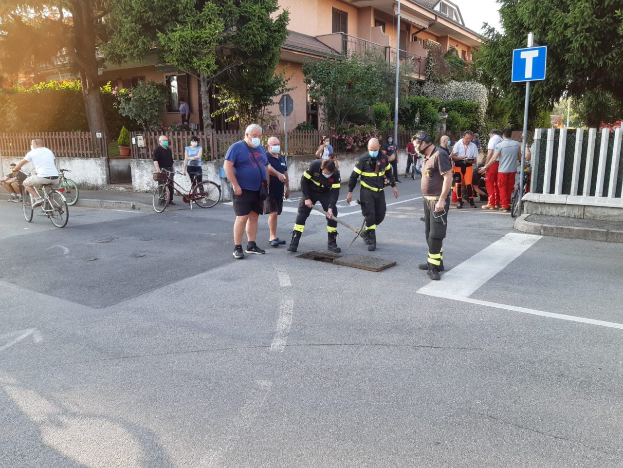 Cane disperso in una roggia, intervengono i pompieri FOTO