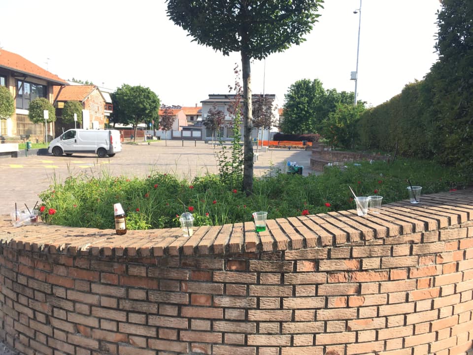 Movida a Melzo giovani in piazza con alcol e senza mascherina VIDEO
