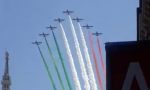 Le Frecce Tricolori sorvolano Milano: un abbraccio simbolico con i colori italiani VIDEO