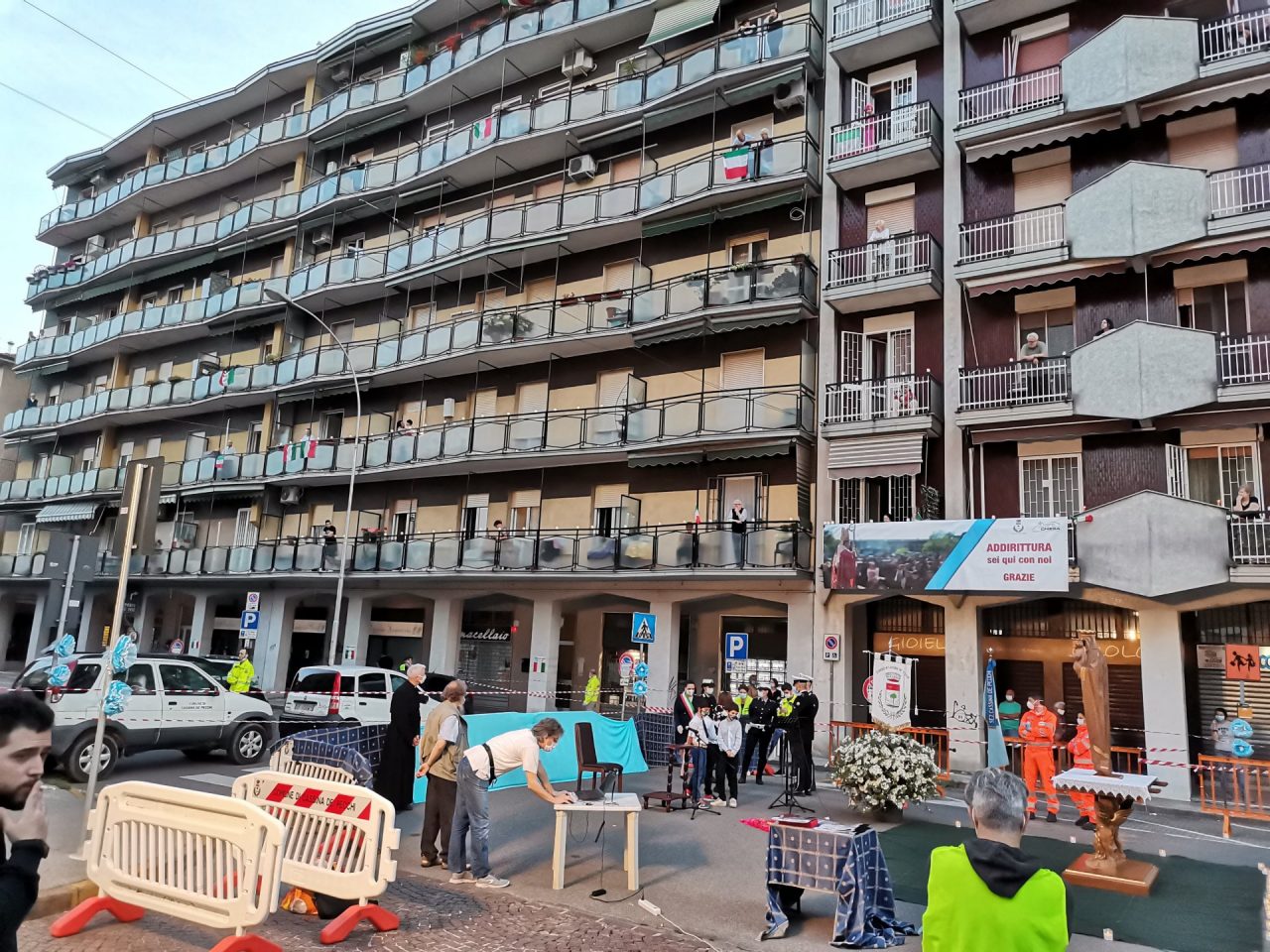 cassina de' pecchi monsignor mario del pini recita il rosario in via matteotti