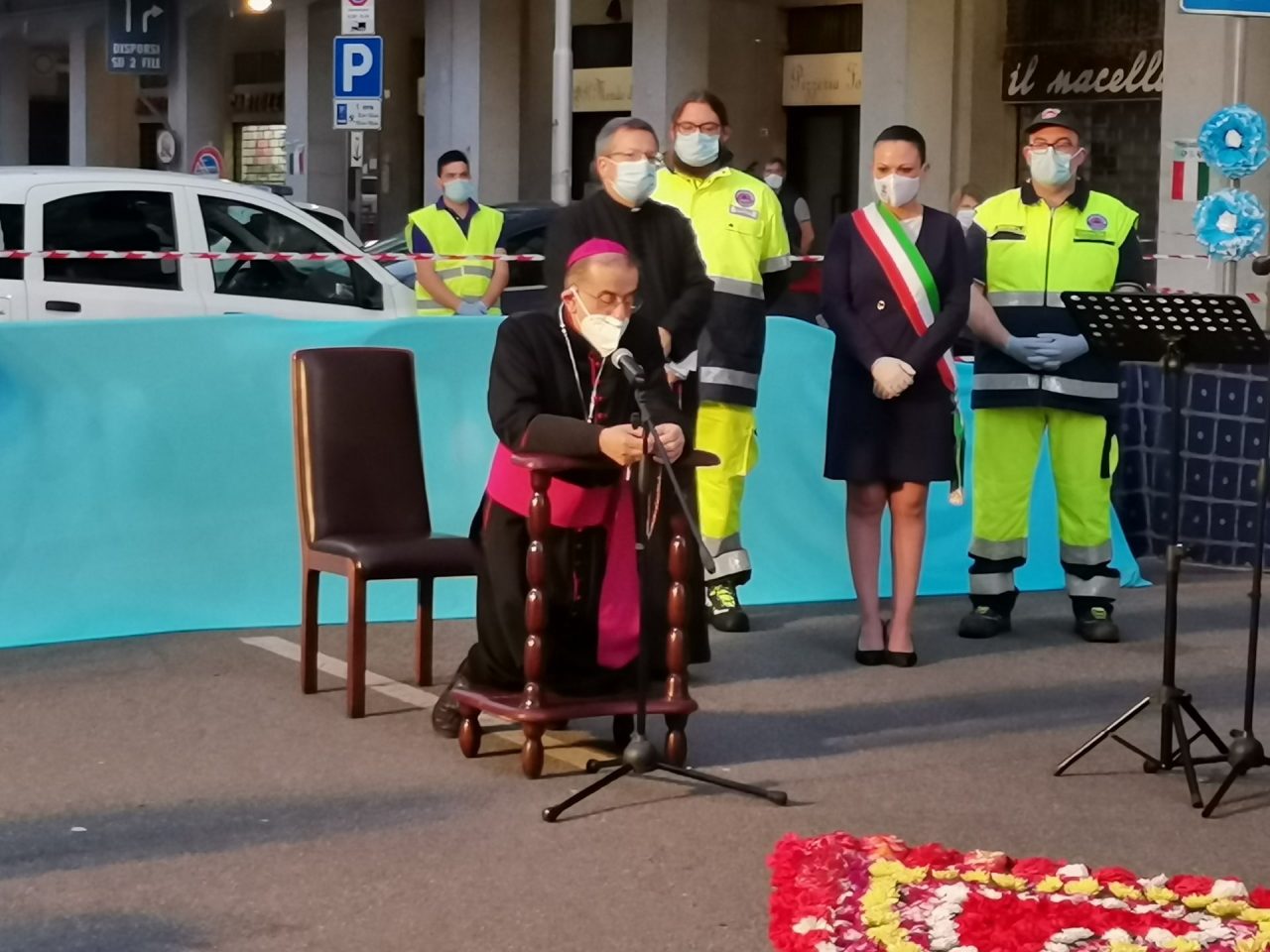 cassina de' pecchi monsignor mario del pini recita il rosario in via matteotti
