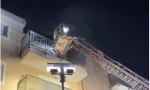 Incendio in una palazzina: 7 intossicati e due appartamenti inagibili IL VIDEO DEL SALVATAGGIO