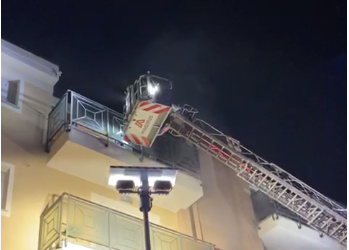 Incendio in una palazzina: 7 intossicati e due appartamenti inagibili IL VIDEO DEL SALVATAGGIO