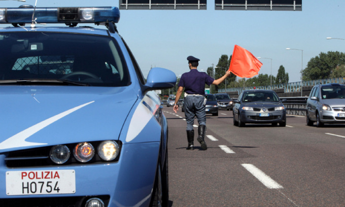Incidente tra più auto, coinvolti anche tre bambini