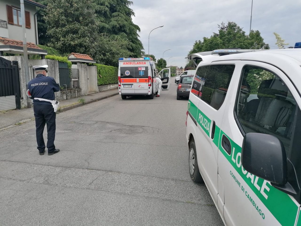 Anziano trovato riverso sul volante della propria auto salvato in ospedale