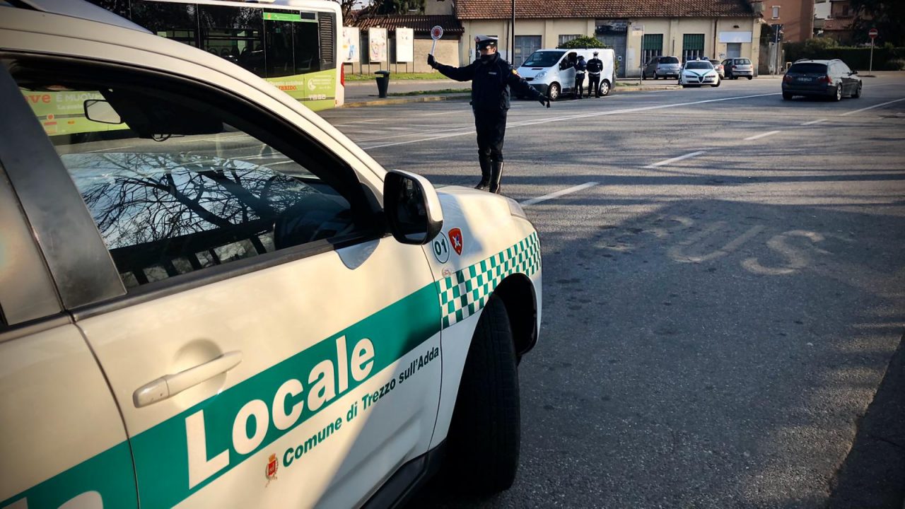 Fermato due volte ai controlli finge di aver lasciato a casa la patente ma viene scoperto e si prende 5mila euro di multa
