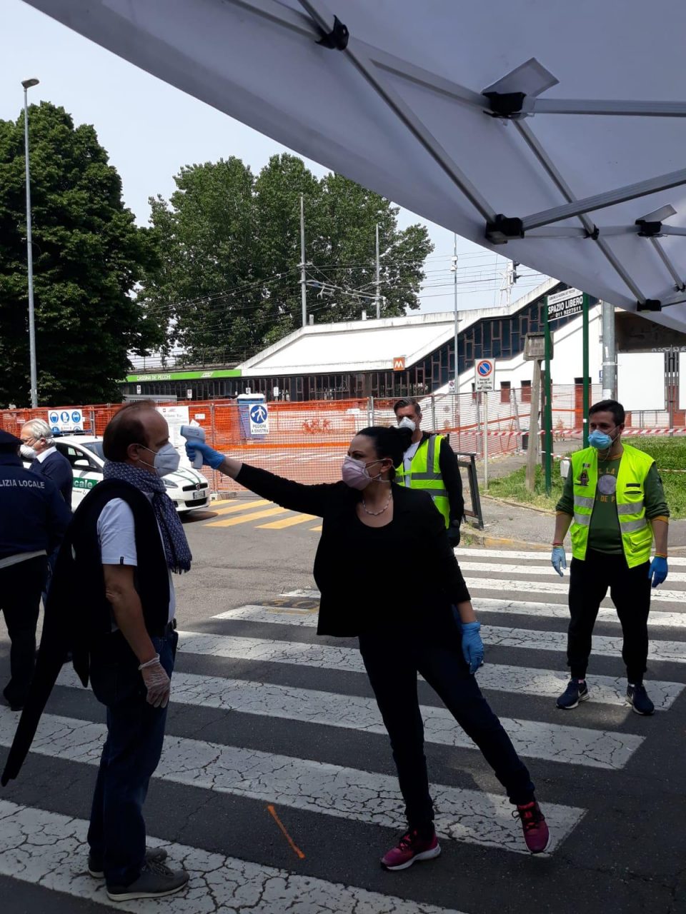 Riapre il mercato settimanale e la sindaca misura la temperatura all’accesso