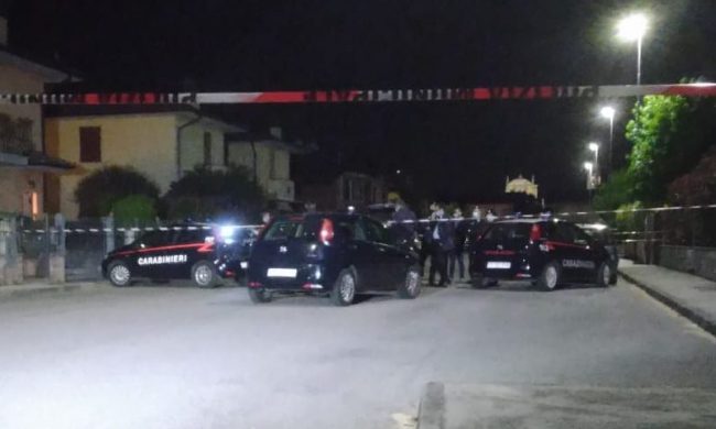 Ennesimo femminicidio, uccide la moglie davanti ai figli