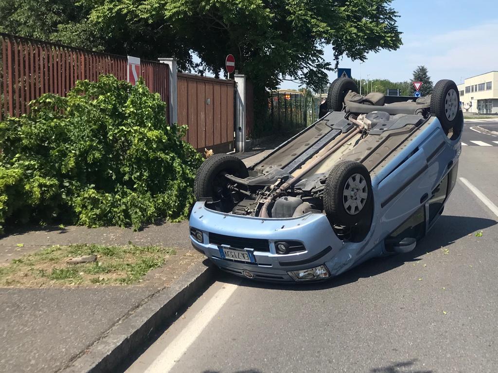 Perde il controllo della sua auto e si ribalta
