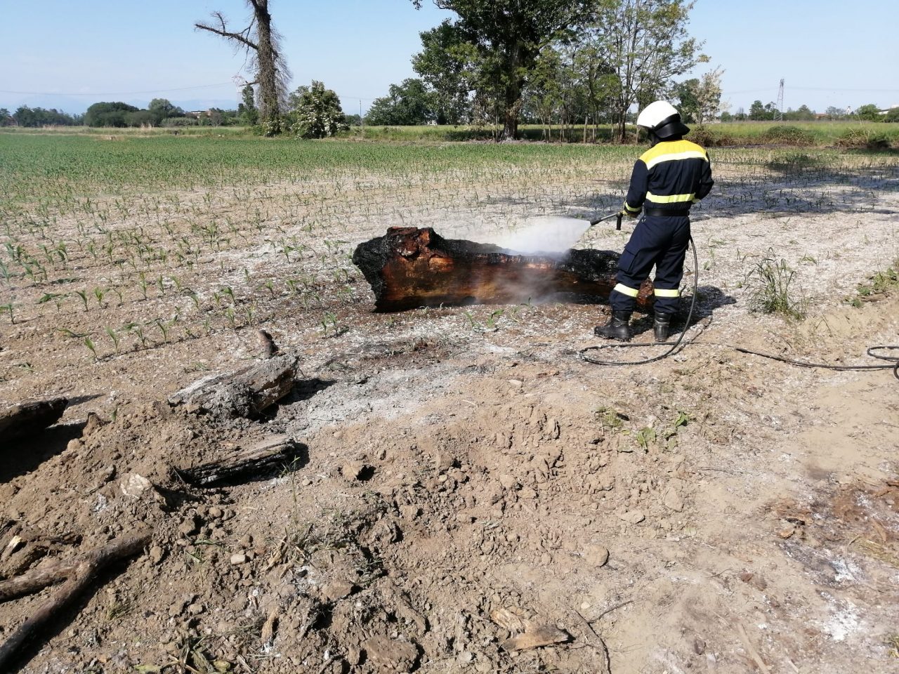 Un altro incendio a Cassina di fiocchi dei pioppi. Intervengono pompieri e Protezione civile