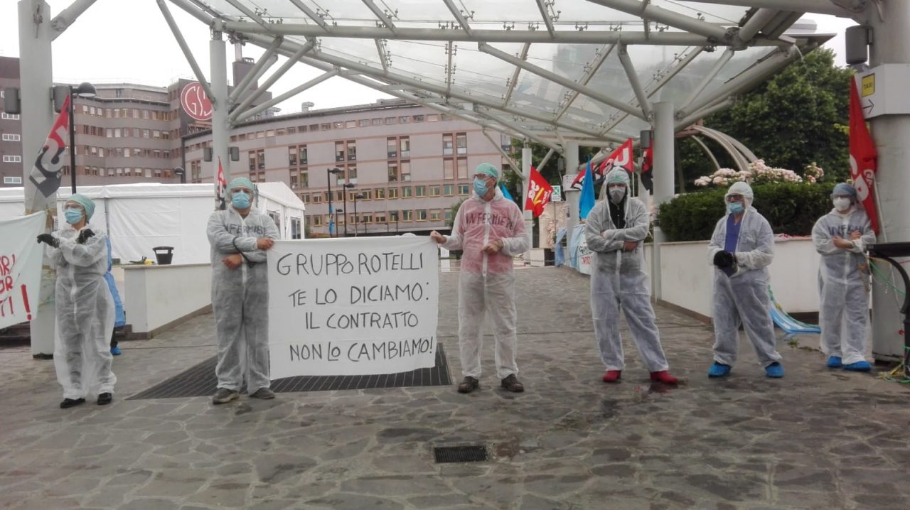 San Raffaele: con le catene ai polsi davanti all’ospedale per protesta FOTO E VIDEO