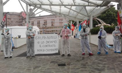 San Raffaele: con le catene ai polsi davanti all'ospedale per protesta FOTO E VIDEO
